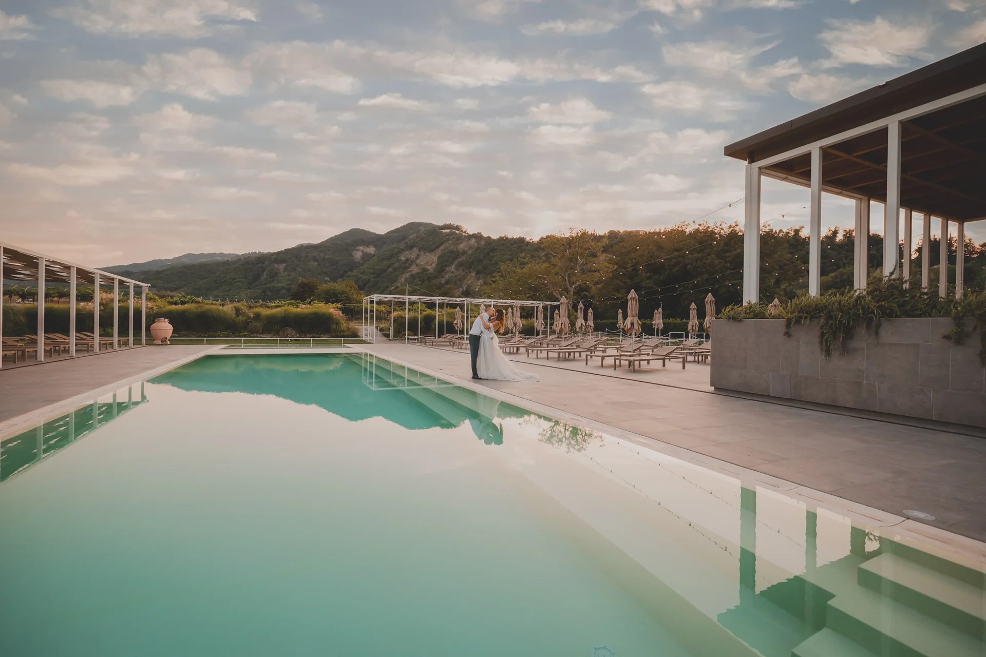 La piscina e la location di Corte San Ruffillo al tramonto