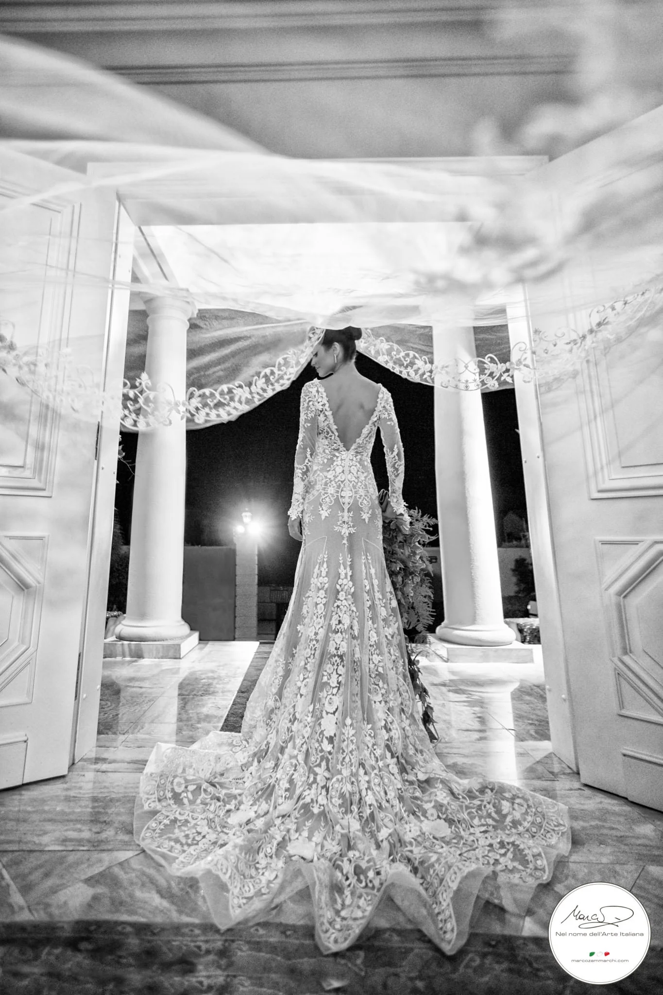 La sposa entra nella sala, in una fotografia in bianco e nero a Villa Taques